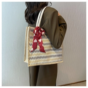 Détail du sac cabas en lin tissé avec motifs ondulés et décor de foulard en soie
