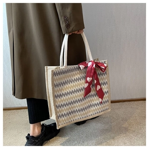 Détail du sac cabas en lin avec motif chevron et foulard rouge à cœurs stylé