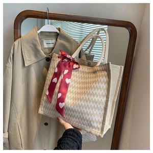 Détail du sac cabas en lin avec tissage à chevrons et foulard rouge à cœurs