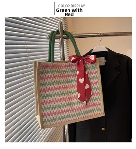 Détail du sac fourre-tout en lin avec motif ondulé rouge et vert et foulard en soie