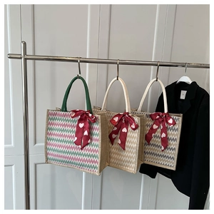 Sacs cabas en lin à motifs ondulés ornés de foulards en soie décoratifs à cœurs rouges