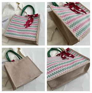 Détail du cabas en lin avec motif chevron rouge et vert et poignées en corde verte