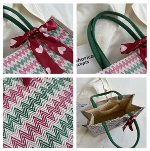 Détail du sac cabas en lin avec motif en zigzag, foulard et fermoir magnétique