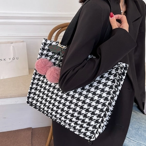 Schwarz-weiße Canvas-Einkaufstasche mit Hahnentrittmuster und rosa Kirsch-Pompons