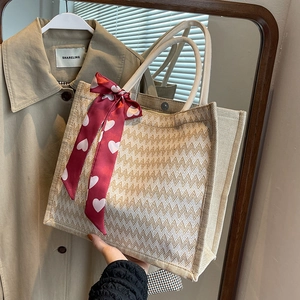 Grand sac cabas en lin avec motif en tricot ondulé et foulard décoratif à cœurs