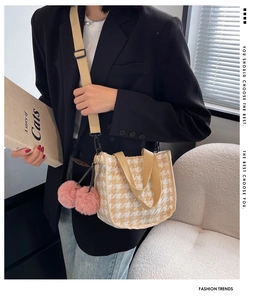 Gros plan du sac en toile pied-de-poule jaune et blanc avec joli pendentif cerise rose