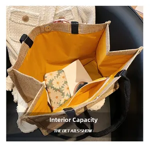 Détail du grand sac cabas en jute montrant la doublure jaune et la poche intérieure