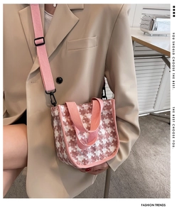 Détail du sac bandoulière en toile pied-de-poule rose avec large sangle en nylon