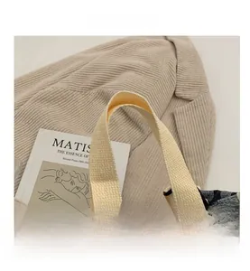 Détail de la poignée tissée et de la toile à damier avec des coutures de précision