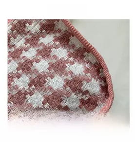 Gros plan sur le tissu à carreaux rose et blanc avec détails de texture douce