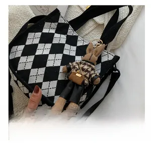 Plüschhase Schlüsselanhänger mit Leoparden-Stricktop und Argyle-Canvas-Tasche