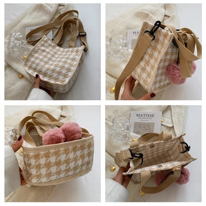 Vue détaillée du sac à main en toile pied-de-poule avec bandoulière et pompon rose