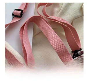 Détails du motif à carreaux tissé rose, poignées assorties et bandoulière réglable