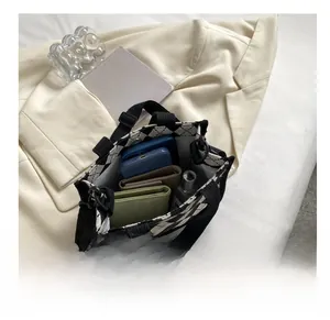 Innenansicht der gesteppten Canvas-Tasche mit Platz für Handy und Kosmetikartikel