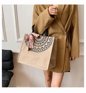 Détail d'un grand sac cabas en jute avec motif mandala et foulard fleuri sur l'anse
