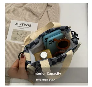 Vue intérieure du sac seau en toile à carreaux montrant la capacité pour téléphone