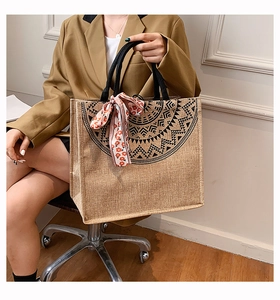Détail du grand sac cabas en lin avec imprimé ethnique et foulard à fleurs décoratif