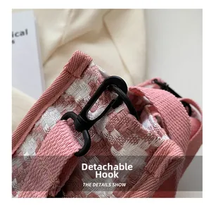 Gros plan sur le tissu en tweed rose avec crochet rotatif noir amovible et bandoulière
