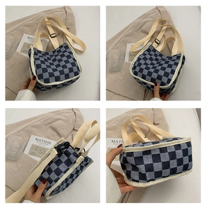 Vue détaillée du sac en toile à motif damier bleu avec fermeture sécurisée par cordon