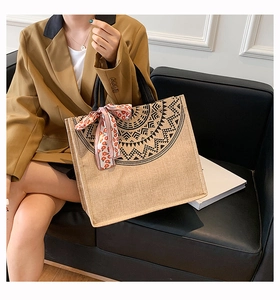 Gros plan détaillé du sac cabas en lin avec motif mandala noir et écharpe florale