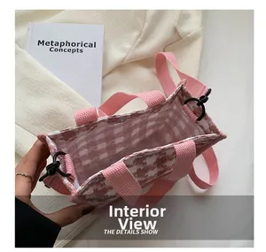Vue intérieure du sac cabas en toile pied-de-poule rose avec bandoulière réglable
