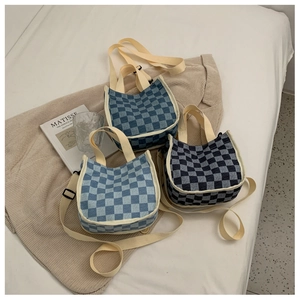 Trois sacs seaux en toile à damier bleu et gris avec bandoulières réglables