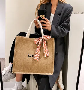 Grand sac cabas en jute avec foulard floral attaché et inscription merci élégante
