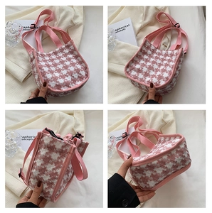 Vue détaillée du sac cabas pied-de-poule rose avec bandoulière réglable et poignées solides