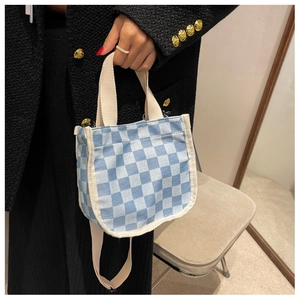 Détails du sac fourre-tout en toile à carreaux bleus avec passepoil et bandoulière réglable