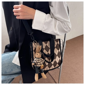 Klassische Argyle-Canvas-Tasche mit süßem Hasen-Plüschtier und verstellbarem Schultergurt