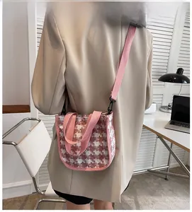 Détail du mini sac cabas à motif pied-de-poule rose avec bandoulière amovible
