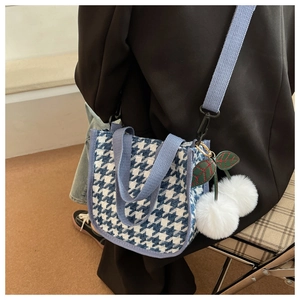 Détail du sac cabas à carreaux bleus avec breloque cerise mignonne et bandoulière longue