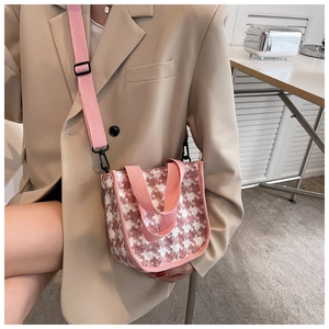 Détail du mini cabas en toile pied-de-poule rose avec bandoulière réglable amovible