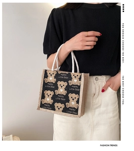 Dettaglio della borsa da pranzo in lino beige con orsetti marroni e manico in corda