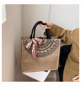Détail d'un sac cabas en lin avec motif ethnique et foulard floral soyeux
