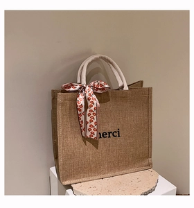 Détail du cabas vintage en jute avec imprimé merci, anses en coton et foulard à fleurs