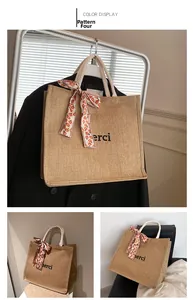 Détail du cabas en jute avec imprimé merci et foulard floral sur la poignée en coton