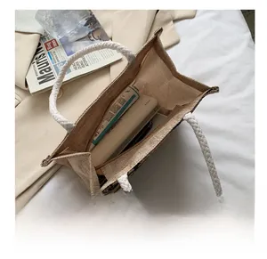 Vista interna della borsa tote beige intrecciata che mostra la capienza per oggetti