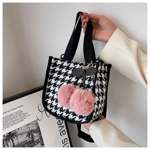 Détail du sac en toile pied-de-poule avec pendentif cerise en peluche rose mignon