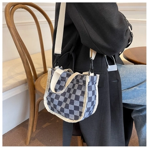 Détail du mini sac en toile à damier bleu marine avec bandoulière ajustable