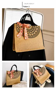 Détail du sac cabas en jute avec motifs ethniques et ruban floral orange décoratif
