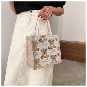 Dettaglio delle stampe di orsetti e del manico in corda di cotone sulla borsa in tela