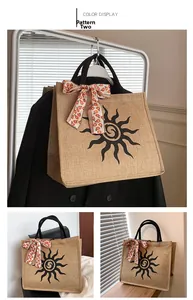 Détail d'un sac cabas en lin vintage avec motif soleil noir et foulard décoratif élégant
