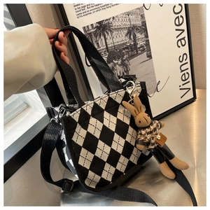 Schachbrett-Canvas-Tasche mit einem braunen Hasen-Plüsch-Anhänger im Detail