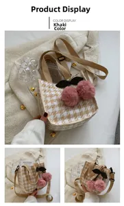 Détail du sac cabas en tissu pied-de-poule kaki avec un joli pendentif cerise