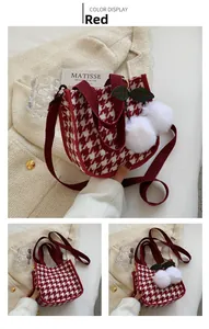 Détail du sac cabas en toile pied-de-poule rouge avec pompons cerises en peluche blanche