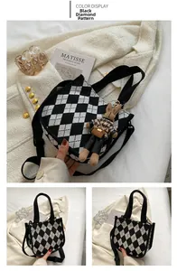 Detail der gesteppten Canvas-Tasche mit schwarz-weißem Muster und Hasen-Anhänger