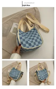 Vue détaillée du sac seau en toile à damier bleu clair avec bandoulière et anses réglables