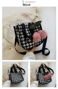 Détail du sac en toile pied-de-poule avec breloque cerise rose et lanières noires