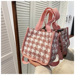 Détail du sac cabas en toile pied-de-poule rose et blanc avec anses et bandoulière